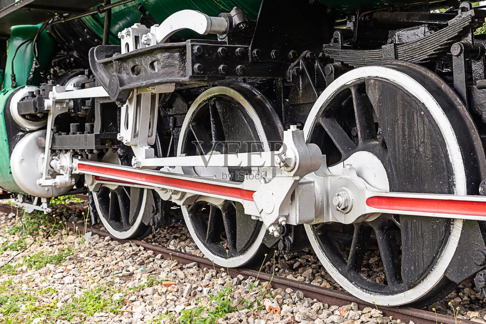 老式的火车头蒸汽火车的大铁轮停在轨道上照片摄影